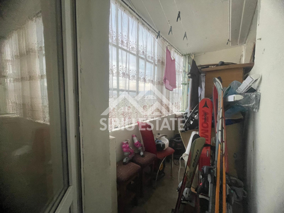 Apartament de vanzare cu 3 camere, decomandat,  2 balcoane, pivnita