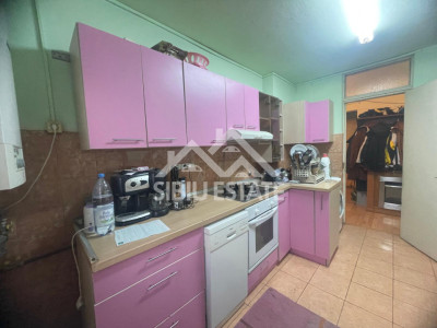 Apartament de vanzare cu 3 camere, decomandat,  2 balcoane, pivnita