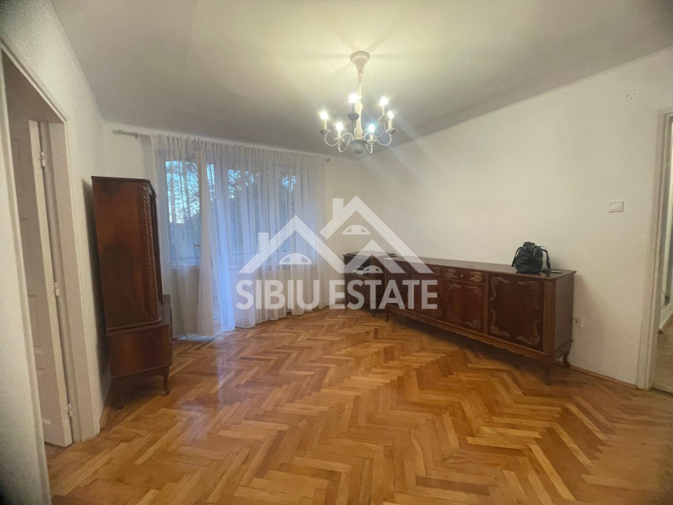 Apartament de vanzare cu 3 camere, balcon, etaj 1 -Zona Calea Dumbravii