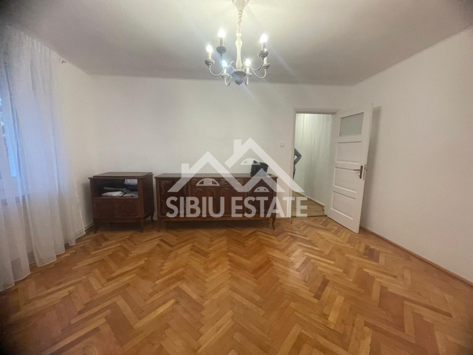 Apartament de vanzare cu 3 camere, balcon, etaj 1 -Zona Calea Dumbravii