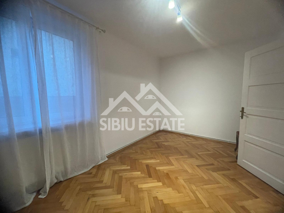 Apartament de vanzare cu 3 camere, balcon, etaj 1 -Zona Calea Dumbravii