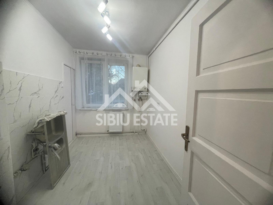 Apartament de vanzare cu 3 camere, balcon, etaj 1 -Zona Calea Dumbravii