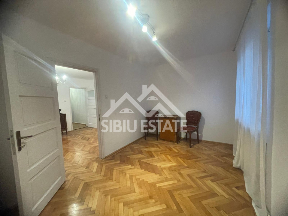 Apartament de vanzare cu 3 camere, balcon, etaj 1 -Zona Calea Dumbravii