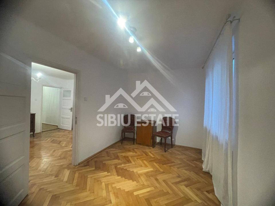 Apartament de vanzare cu 3 camere, balcon, etaj 1 -Zona Calea Dumbravii