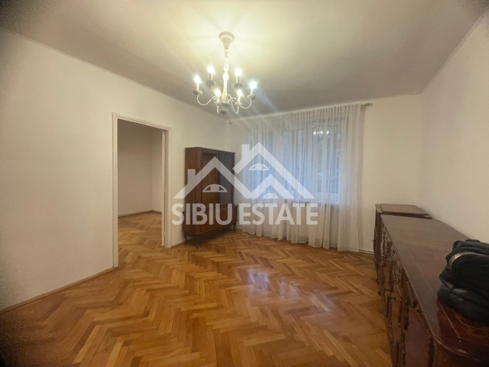 Apartament de vanzare cu 3 camere, balcon, etaj 1 -Zona Calea Dumbravii