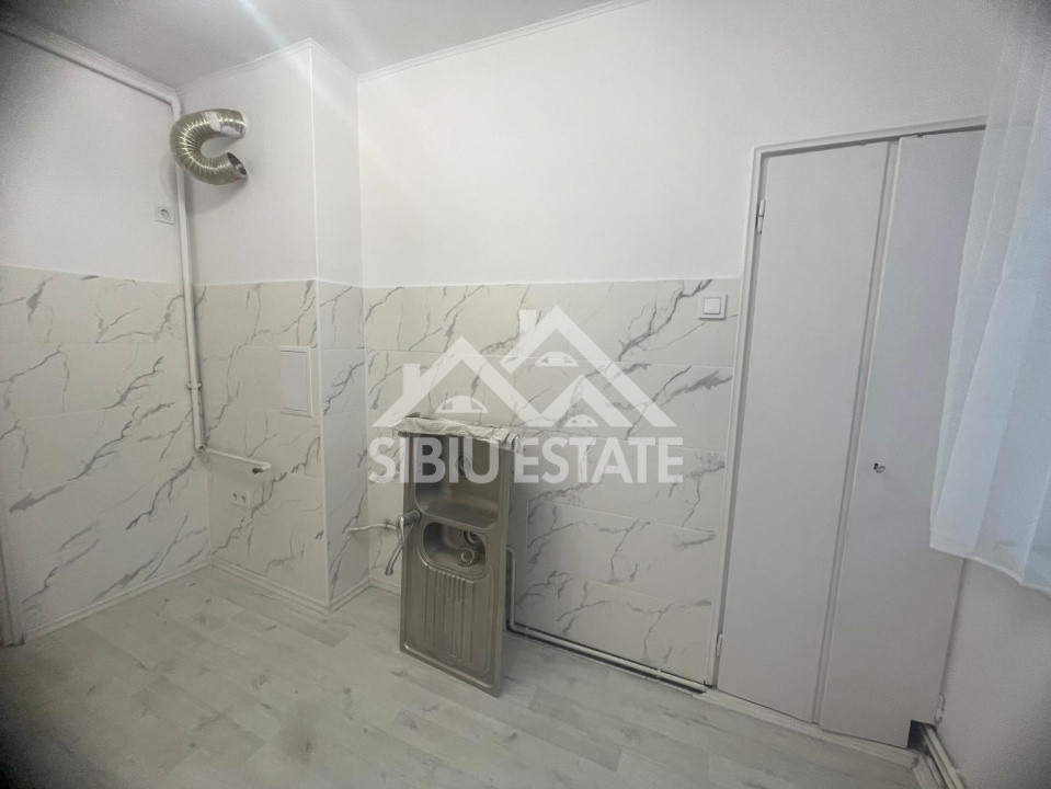 Apartament de vanzare cu 3 camere, balcon, etaj 1 -Zona Calea Dumbravii