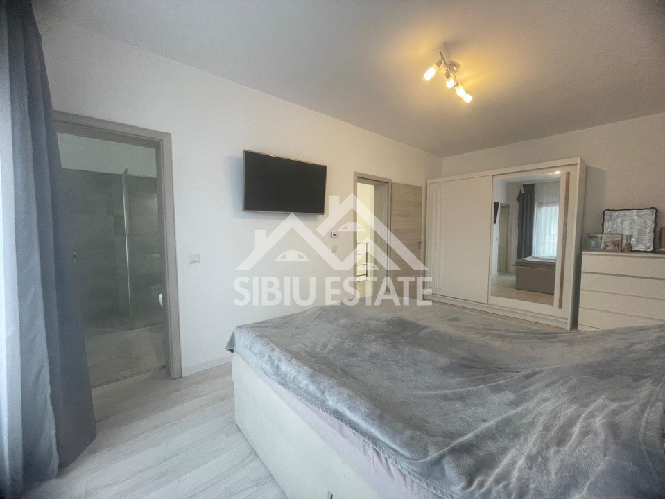 Duplex modern cu panouri fotovoltaice, 4 camere, 3 bai, deschidere la 2 strazi 