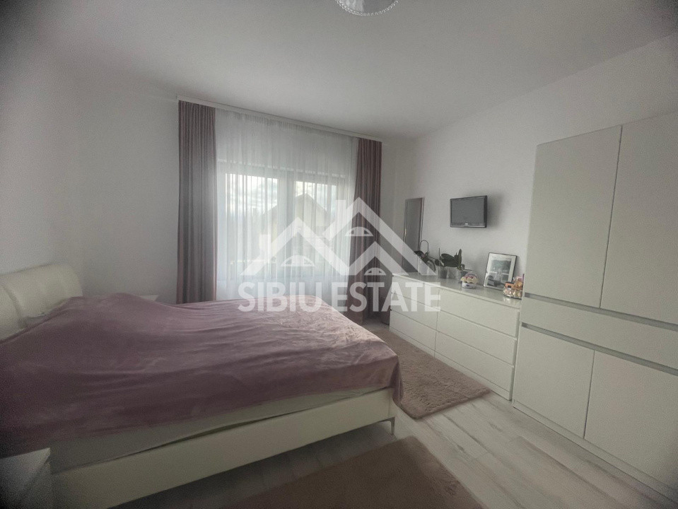 Duplex modern cu panouri fotovoltaice, 4 camere, 3 bai, deschidere la 2 strazi 