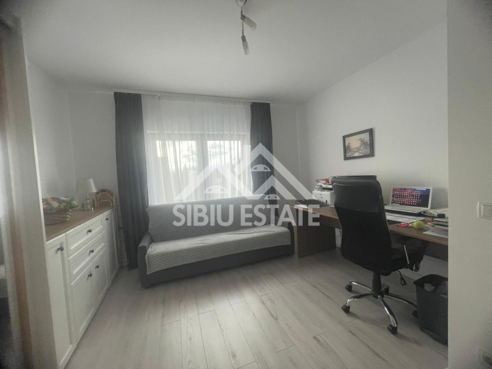 Duplex modern cu panouri fotovoltaice, 4 camere, 3 bai, deschidere la 2 strazi 