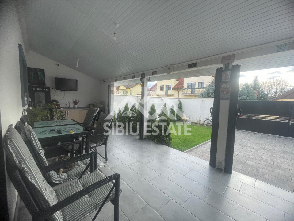 Duplex modern cu panouri fotovoltaice, 4 camere, 3 bai, deschidere la 2 strazi 