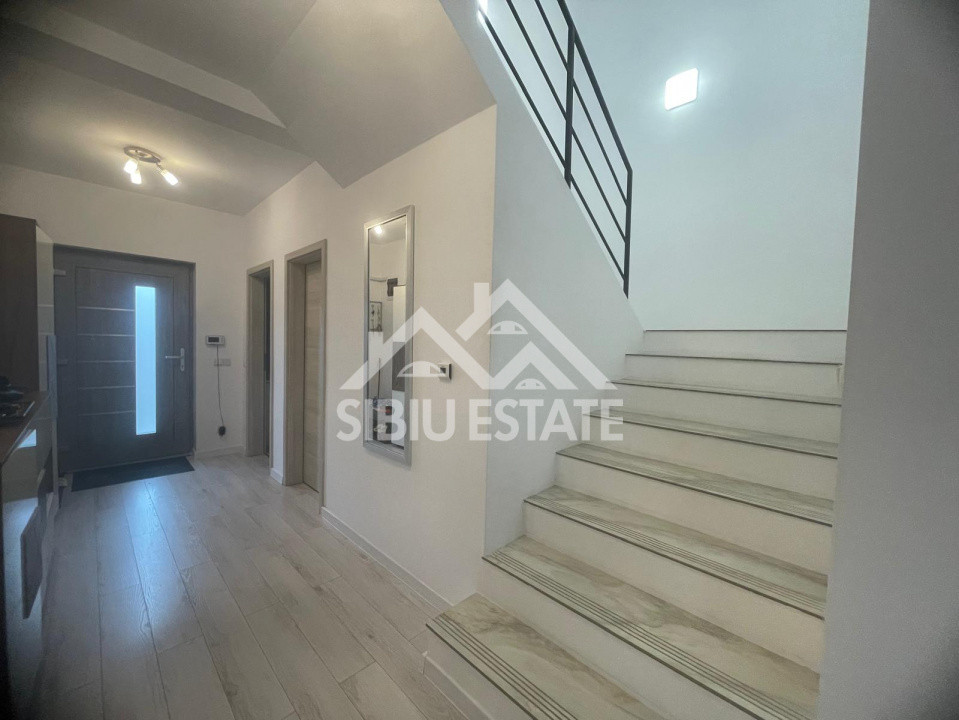 Duplex modern cu panouri fotovoltaice, 4 camere, 3 bai, deschidere la 2 strazi 