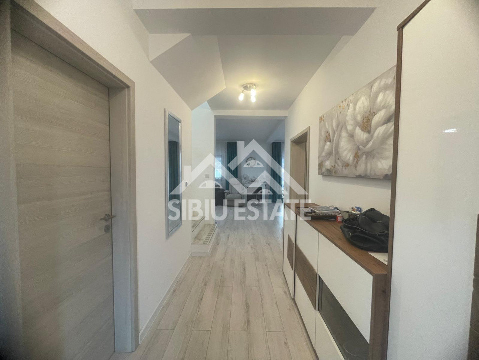 Duplex modern cu panouri fotovoltaice, 4 camere, 3 bai, deschidere la 2 strazi 