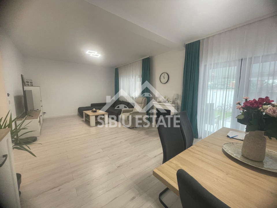 Duplex modern cu panouri fotovoltaice, 4 camere, 3 bai, deschidere la 2 strazi 