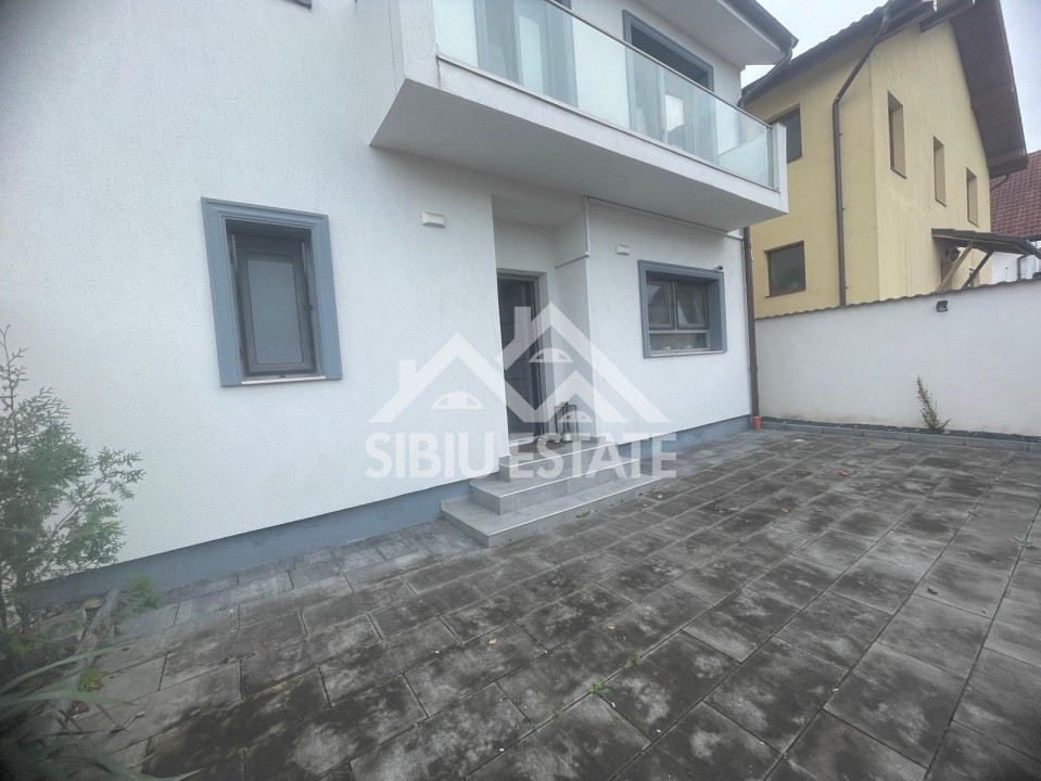 Duplex modern cu panouri fotovoltaice, 4 camere, 3 bai, deschidere la 2 strazi 