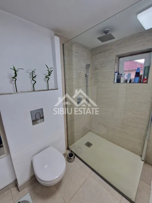 Apartament de vanzare, cu 4 camere,  83 mp. -Calea Dumbravii 