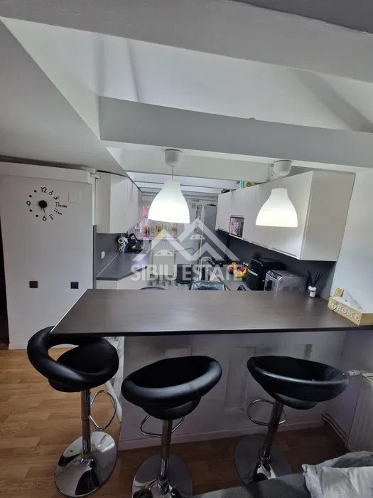 Apartament de vanzare, cu 4 camere,  83 mp. -Calea Dumbravii 