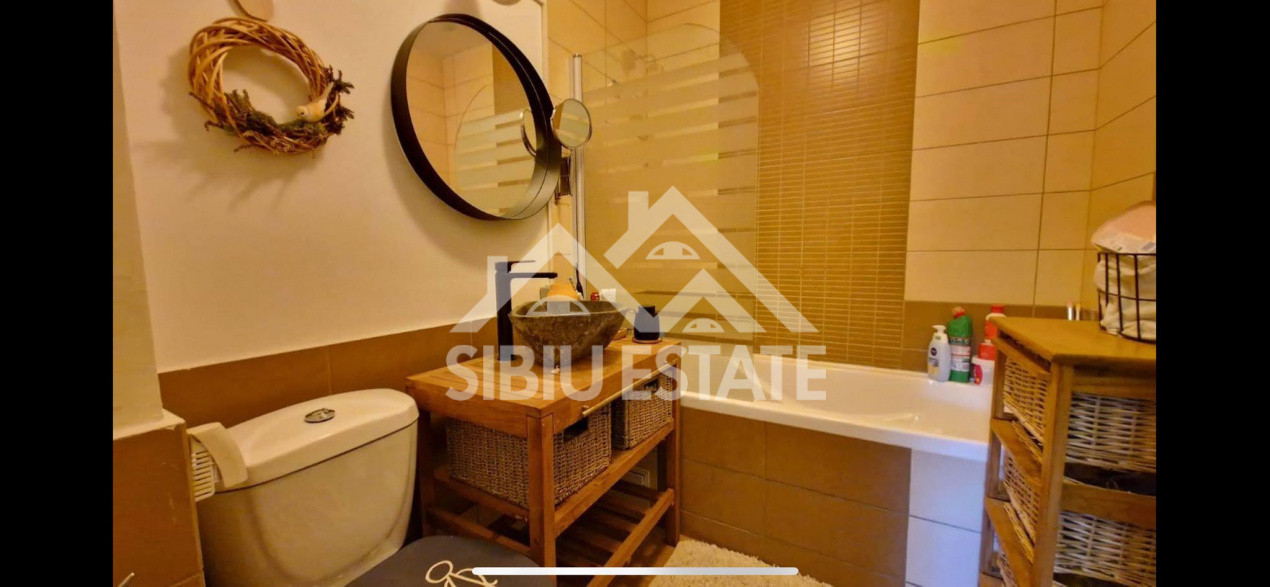 Casa moderna, de inchiriat, cu 3 camere, 2 bai, terasa 