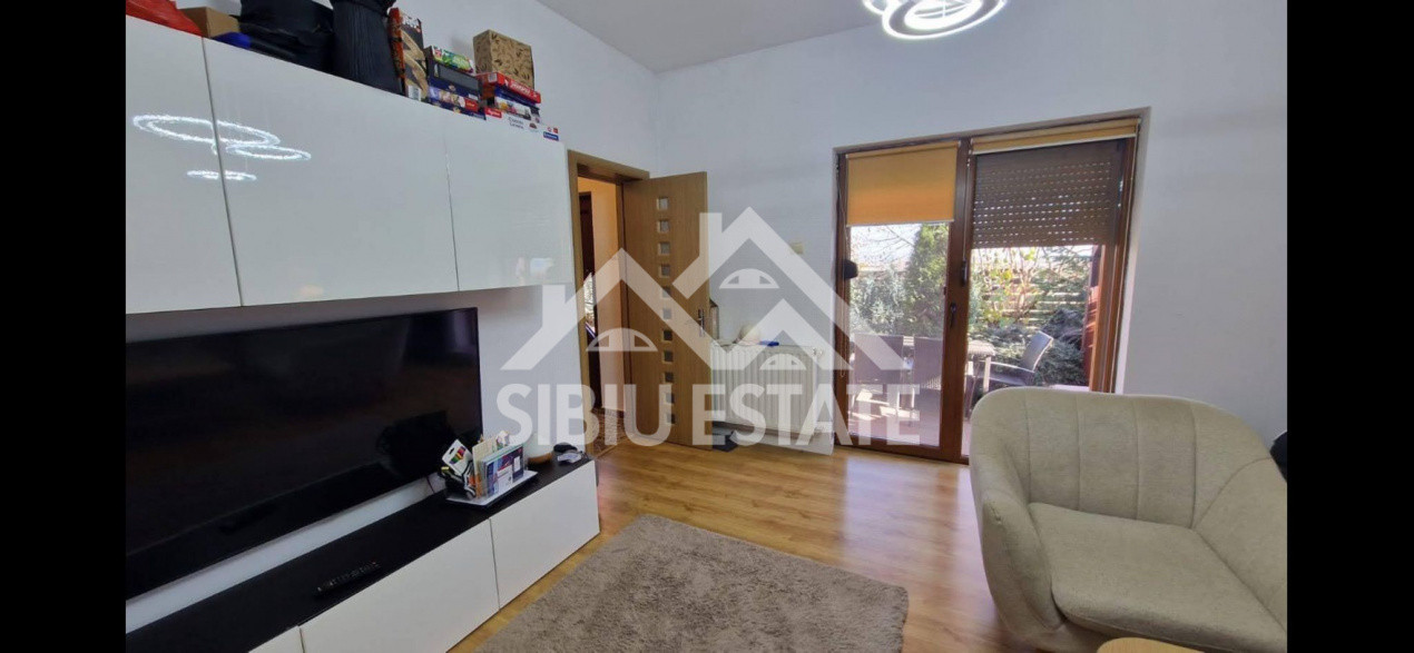 Casa moderna, de inchiriat, cu 3 camere, 2 bai, terasa 