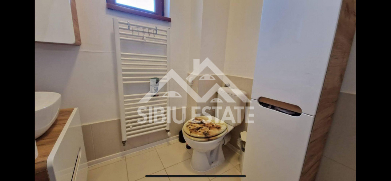 Casa moderna, de inchiriat, cu 3 camere, 2 bai, terasa 