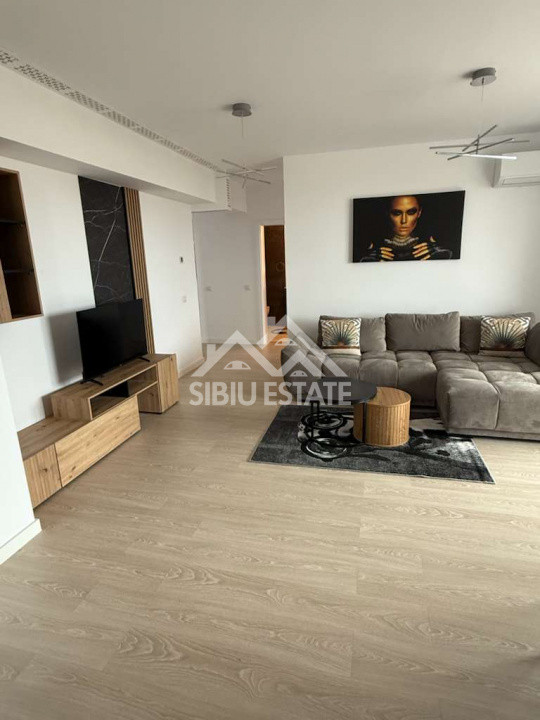 Apartament modern, de inchiriat, cu 3 camere, 2 balcoane, lift- Prima inchiriere