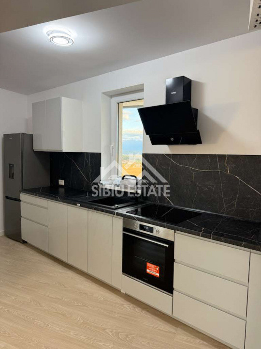 Apartament modern, de inchiriat, cu 3 camere, 2 balcoane, lift- Prima inchiriere