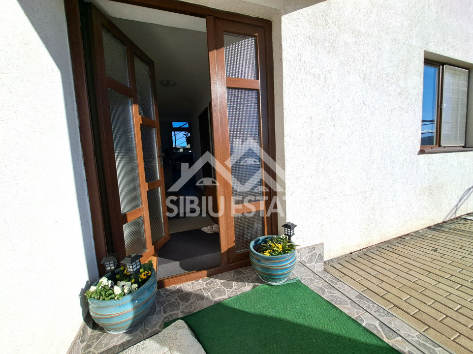 Casa cu garaj si pivnita Sibiu, 5 camere, 2 bai, curte mare