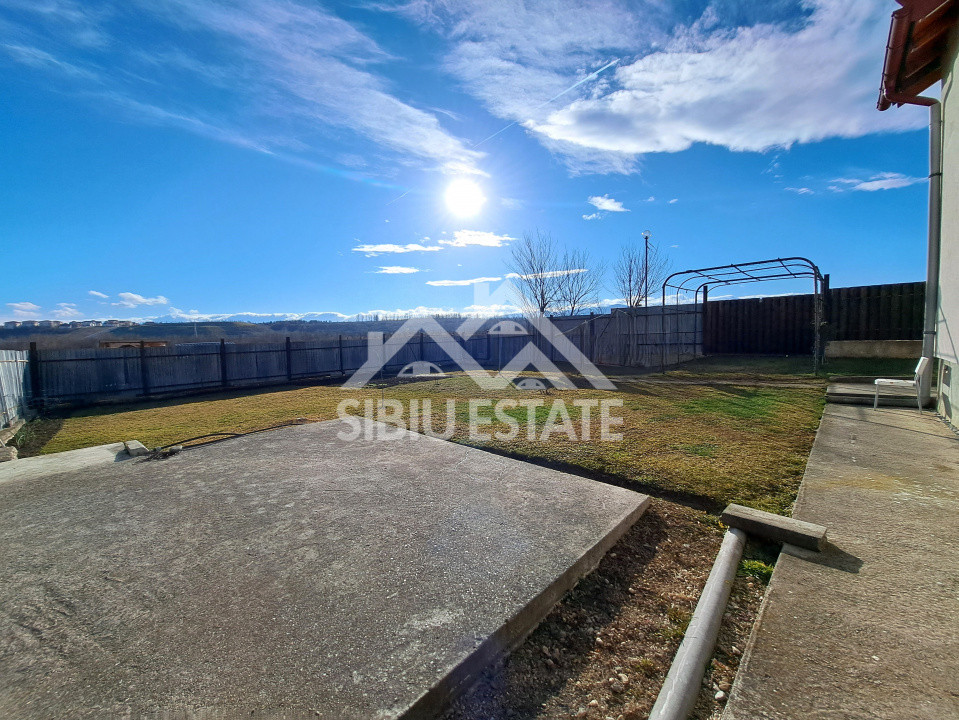 Casa cu garaj si pivnita Sibiu, 5 camere, 2 bai, curte mare