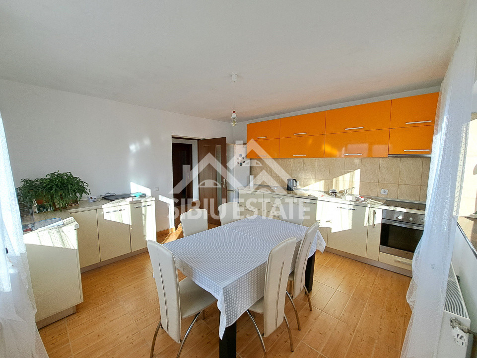 Casa cu garaj si pivnita Sibiu, 5 camere, 2 bai, curte mare