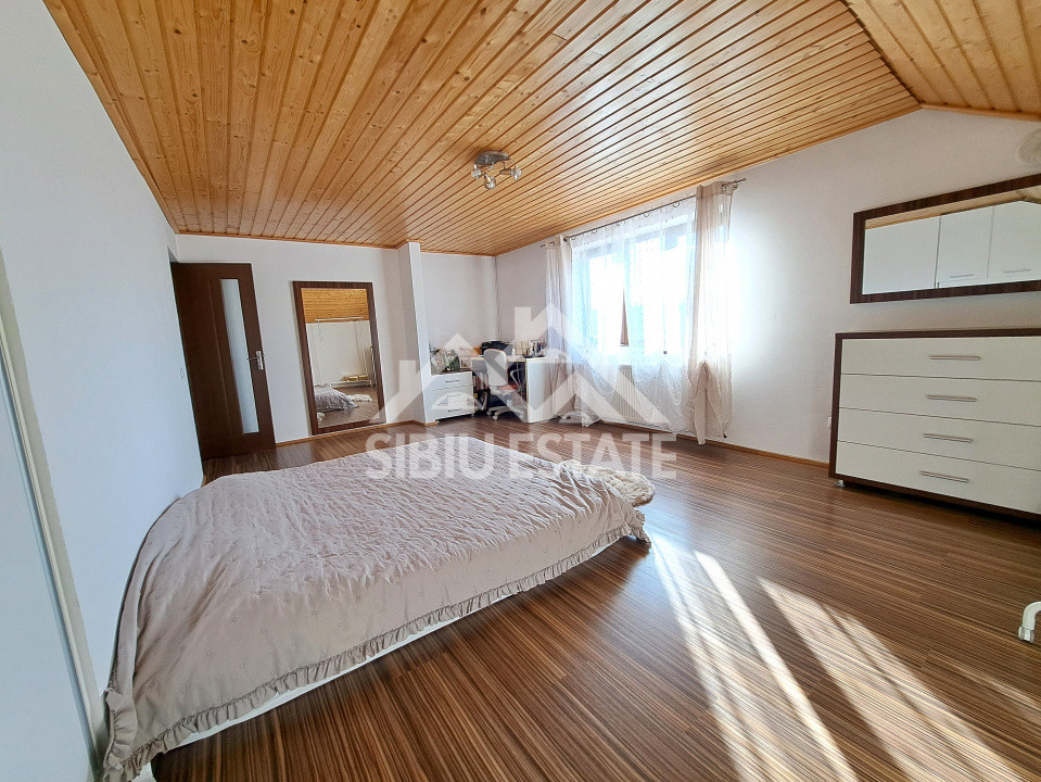 Casa cu garaj si pivnita Sibiu, 5 camere, 2 bai, curte mare