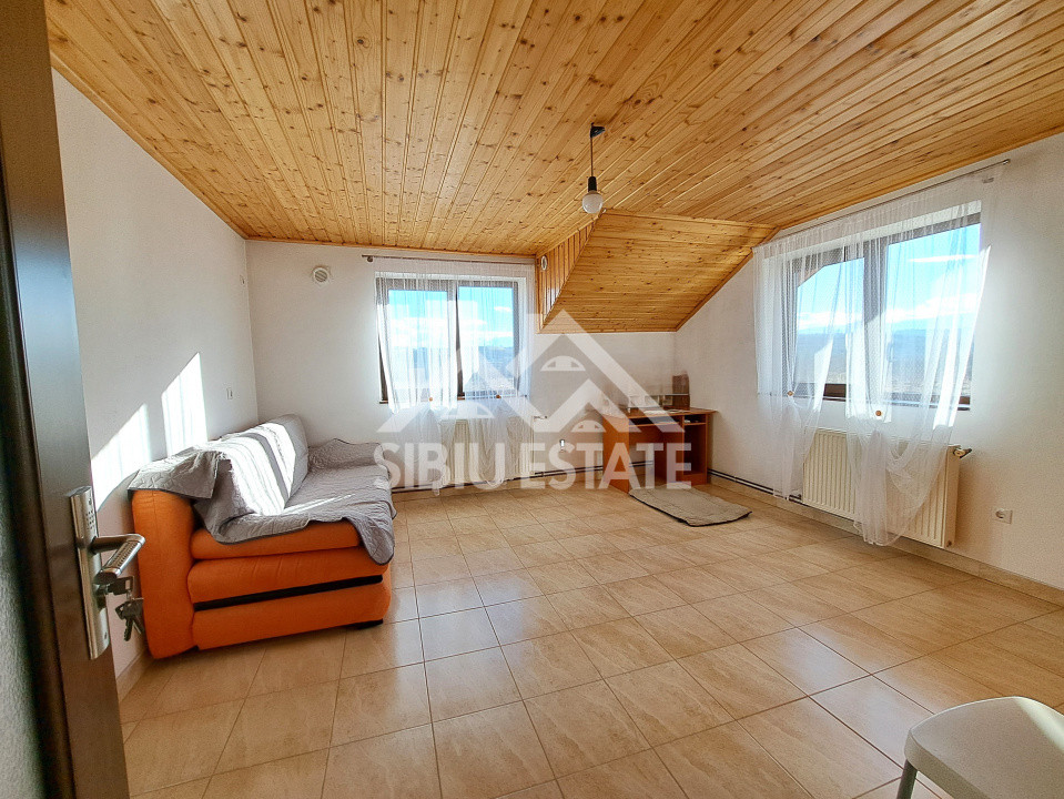 Casa cu garaj si pivnita Sibiu, 5 camere, 2 bai, curte mare