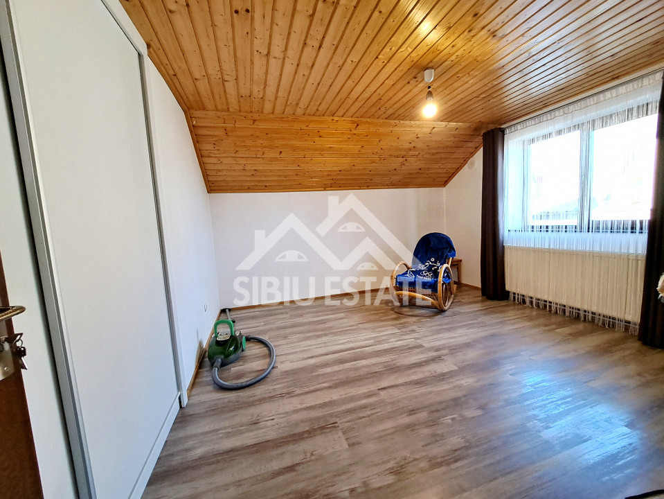 Casa cu garaj si pivnita Sibiu, 5 camere, 2 bai, curte mare