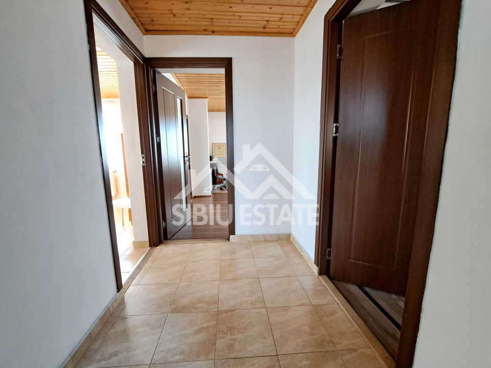 Casa cu garaj si pivnita Sibiu, 5 camere, 2 bai, curte mare