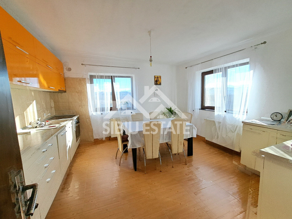 Casa cu garaj si pivnita Sibiu, 5 camere, 2 bai, curte mare