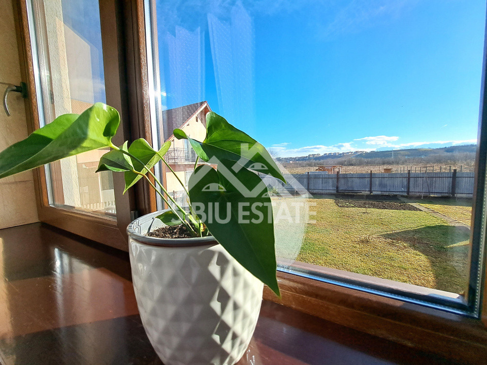 Casa cu garaj si pivnita Sibiu, 5 camere, 2 bai, curte mare