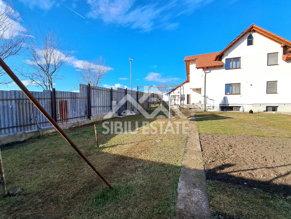 Casa cu garaj si pivnita Sibiu, 5 camere, 2 bai, curte mare