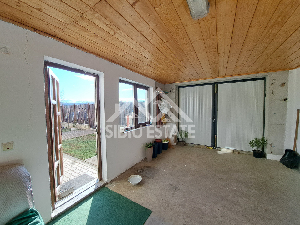 Casa cu garaj si pivnita Sibiu, 5 camere, 2 bai, curte mare