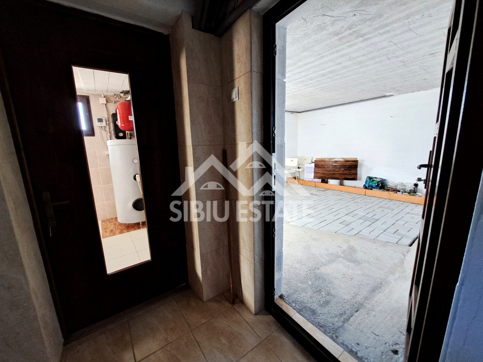 Casa cu garaj si pivnita Sibiu, 5 camere, 2 bai, curte mare