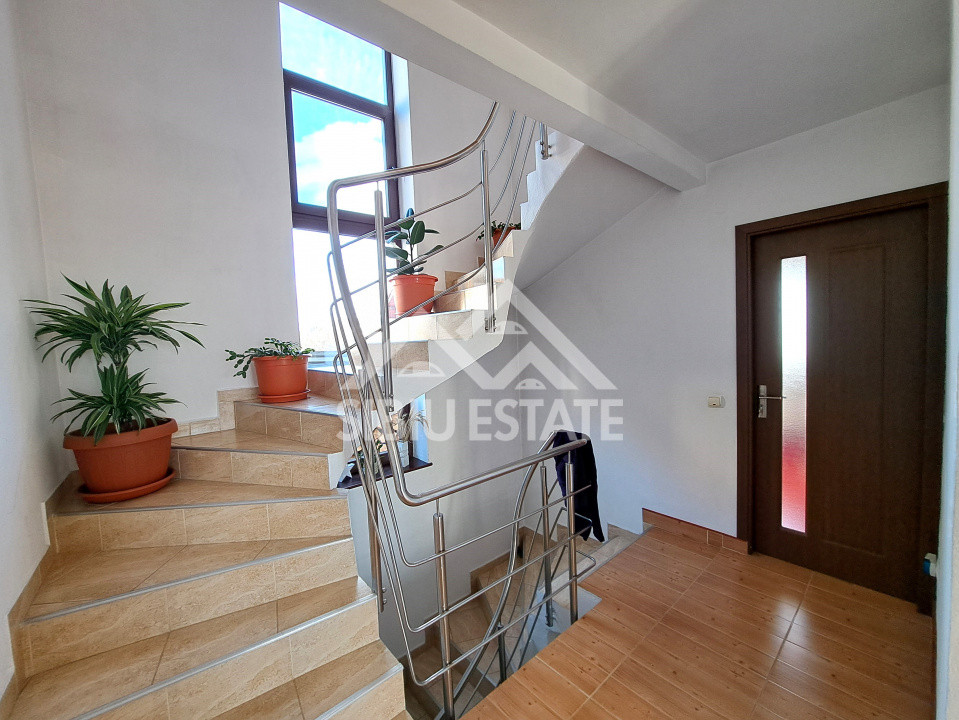 Casa cu garaj si pivnita Sibiu, 5 camere, 2 bai, curte mare