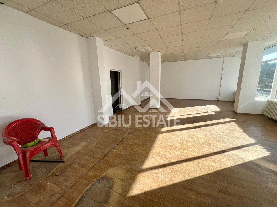 Spatiu comercial 60 mp cu vitrina mare la strada, Valea Aurie 