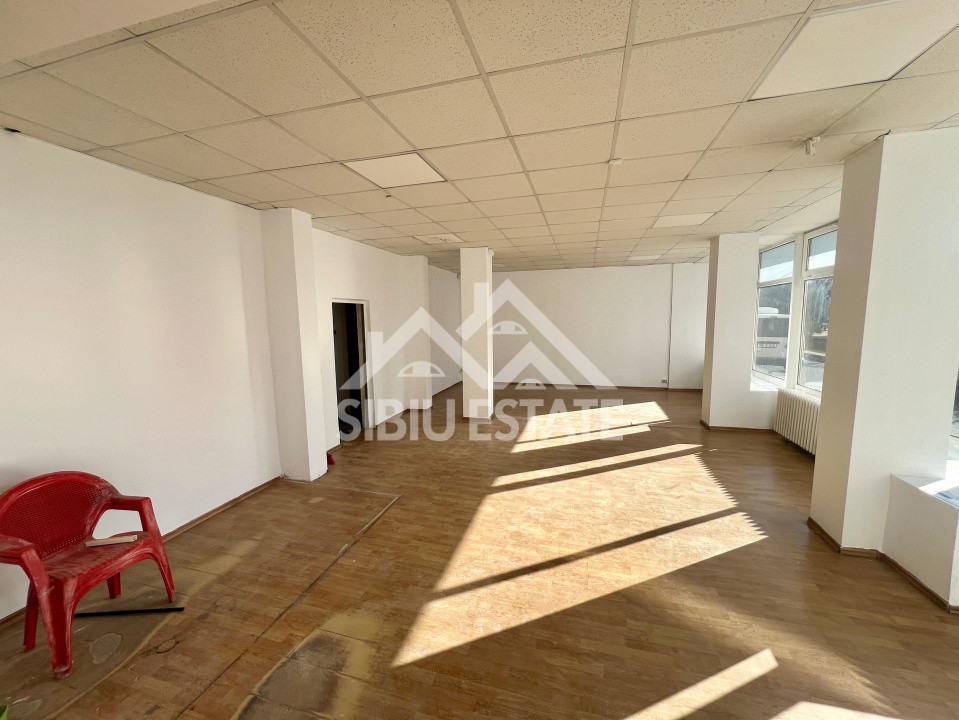 Spatiu comercial 60 mp cu vitrina mare la strada, Valea Aurie 