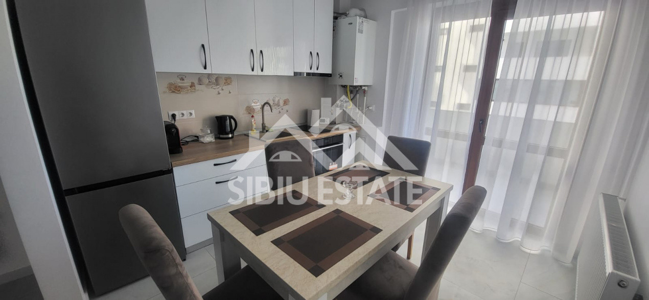 Apartament de inchiriat cu 2 camere, balcon, loc de parcare-mobilat si utilat