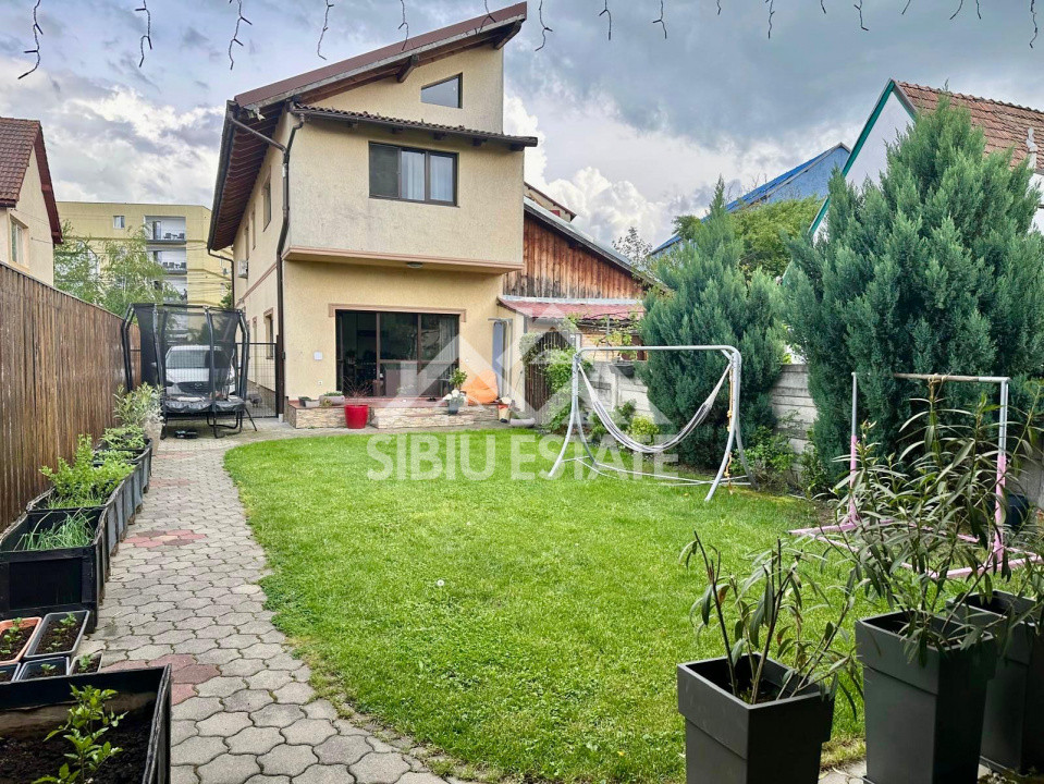 Casa tip duplex 5 camere 350 mp teren terasa cu zona gratar si pivnita