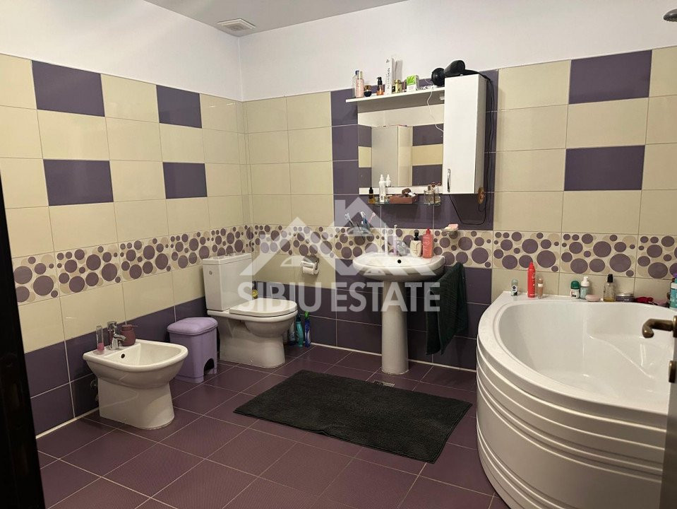 Casa tip duplex 5 camere 350 mp teren terasa cu zona gratar si pivnita